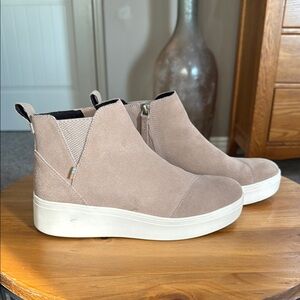 TOMS Jamie Platform High Top Sneaker
Bootie Tan Suede Side Zip Size 7.5